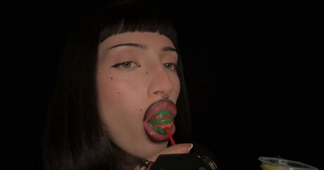 Naakte gelekte OnlyFans-foto van Sleepgirlasmr