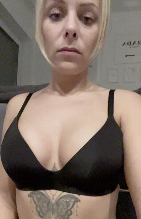 Nacktes geleaktes OnlyFans-Foto von Emily Becker