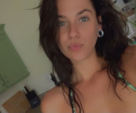 Naakte gelekte OnlyFans-foto van Katikat