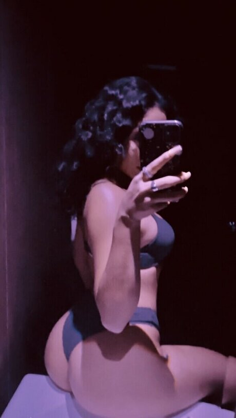 Naken lekkede OnlyFans-bilde av Cubanmammii