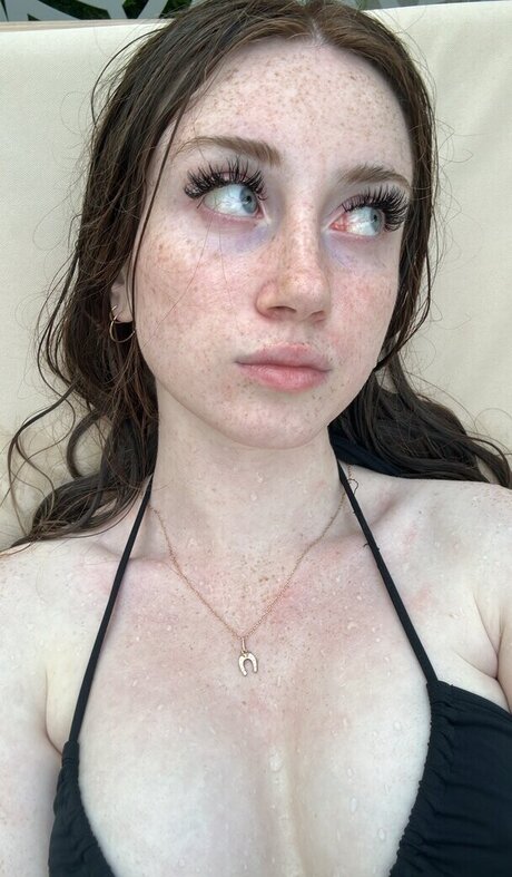Nahá fotka uniklých OnlyFans od Lisaknvlv