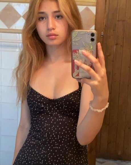Naken lekkede OnlyFans-bilde av Emilykr0pp