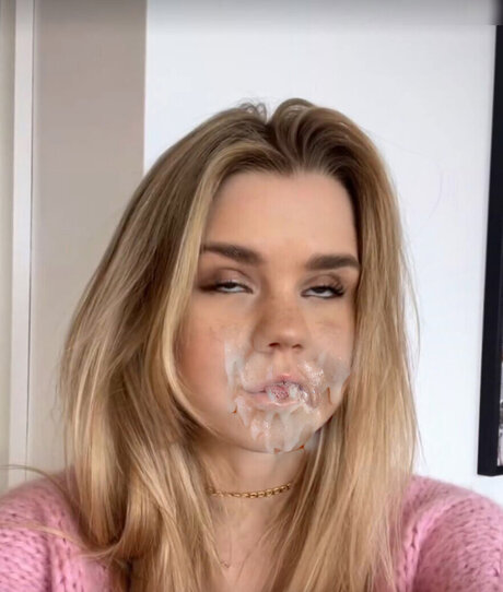 Naakte gelekte OnlyFans-foto van Lea Peach