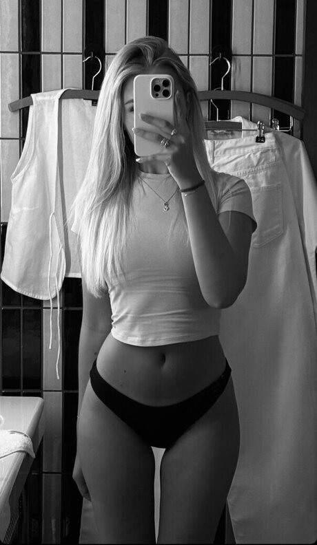 Nahá fotka uniklých OnlyFans od Lili Hamann