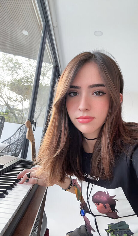 Gabriela Bee