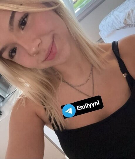 Naken läckt OnlyFans-bild av Emilyynl