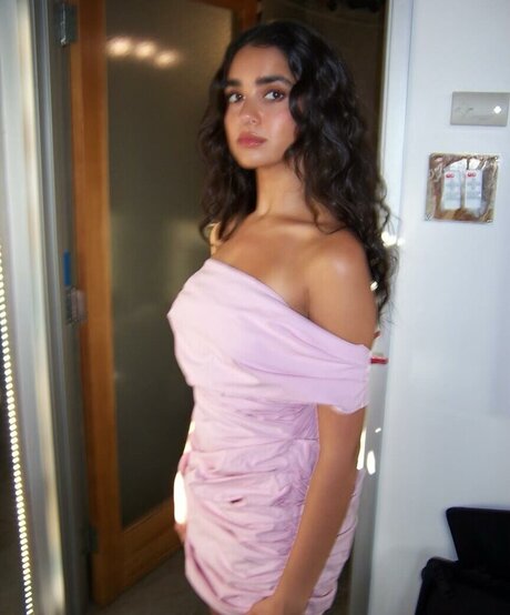 Naken lekkede OnlyFans-bilde av Geraldine Viswanathan
