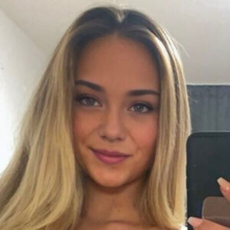 Naakte gelekte OnlyFans-foto van Laurabauer