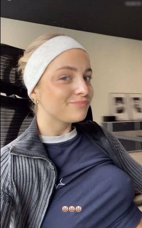 Naken läckt OnlyFans-bild av Lea Breuer
