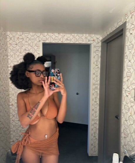 Nacktes geleaktes OnlyFans-Foto von Alicia Adams
