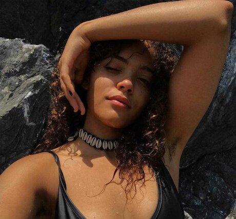Naakte gelekte OnlyFans-foto van Quintessa Swindell