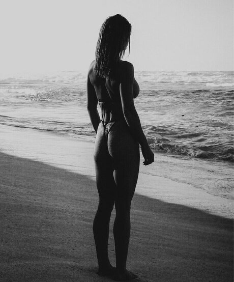 Обнаженная фотография утечки OnlyFans от Vivaz Magazine