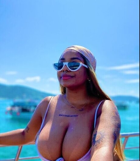Обнаженная фотография утечки OnlyFans от Velvet Scarlett