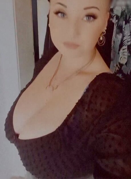 Naken läckt OnlyFans-bild av Schrpia