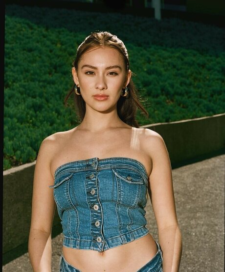 Naken läckt OnlyFans-bild av Lola Tung