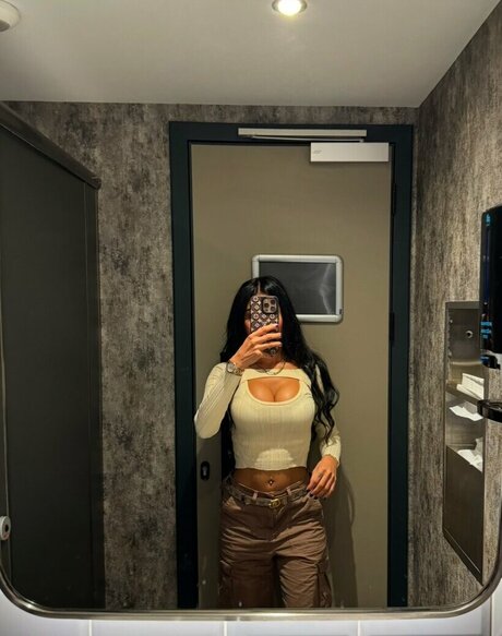 Naken läckt OnlyFans-bild av Fatouma And Sister