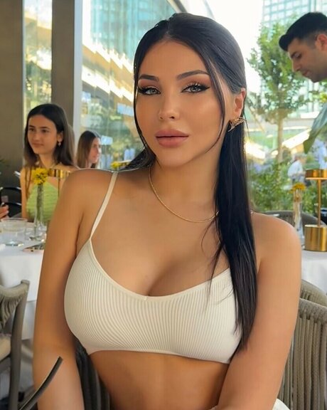 Naken läckt OnlyFans-bild av Isra Hurmanli