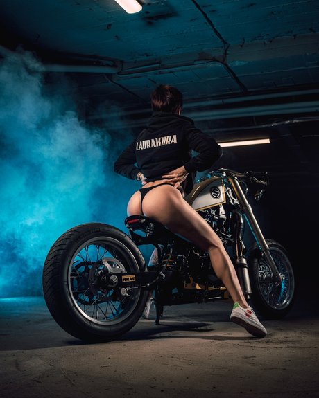 Naken lekkede OnlyFans-bilde av Laurakiirasi