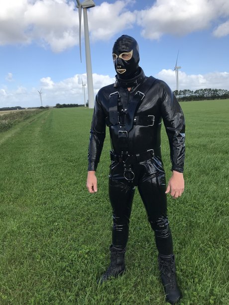 Naakte gelekte OnlyFans-foto van Latex48