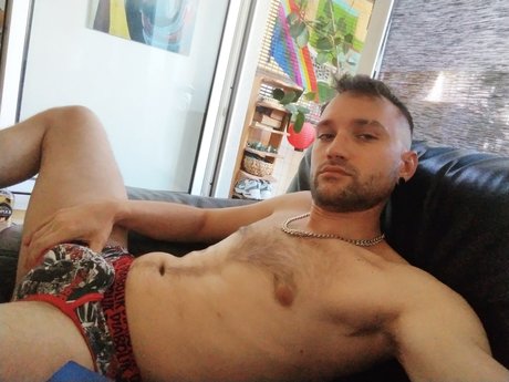 Alasti lekkinud OnlyFans-i pilt Cedric