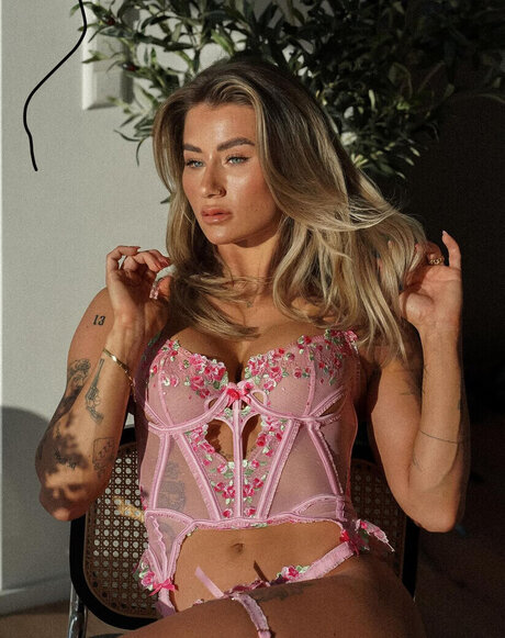 Alaston vuotanut OnlyFans-kuva Lenaajoy