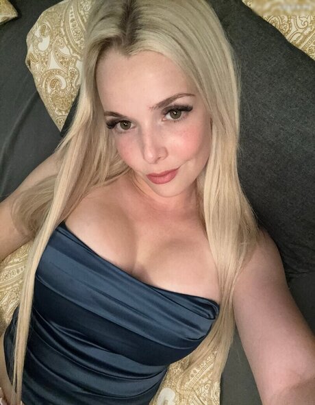 Feliz R Nicole