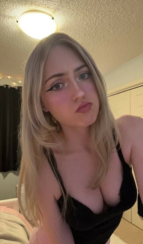 Naken lekkede OnlyFans-bilde av Qor Saige
