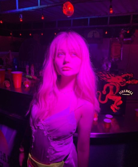 Nahá fotka uniklých OnlyFans od Emily Alyn Lind