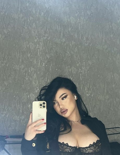 Naakte gelekte OnlyFans-foto van Zhansaya Dakarimova