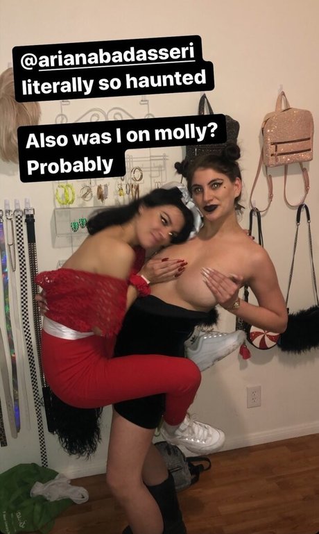 Nahá fotka uniklých OnlyFans od Ariana Basseri