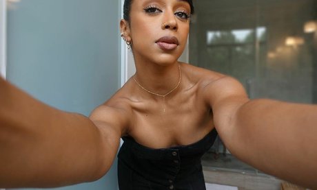 Nahá fotka uniklých OnlyFans od Liza Koshy