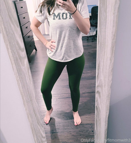 Fitmomwith3  nude leaked OnlyFans photo
