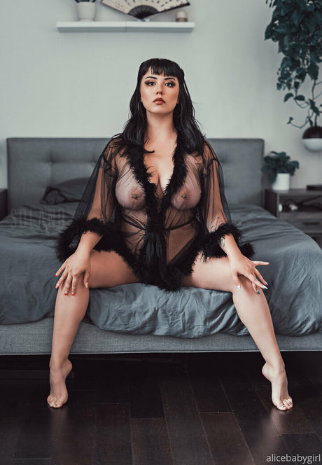 Nahá fotka uniklých OnlyFans od Suki Jade