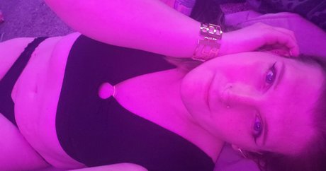 Alaston vuotanut OnlyFans-kuva Noradaylight