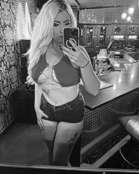 Naakte gelekte OnlyFans-foto van Lexus Green Oasis