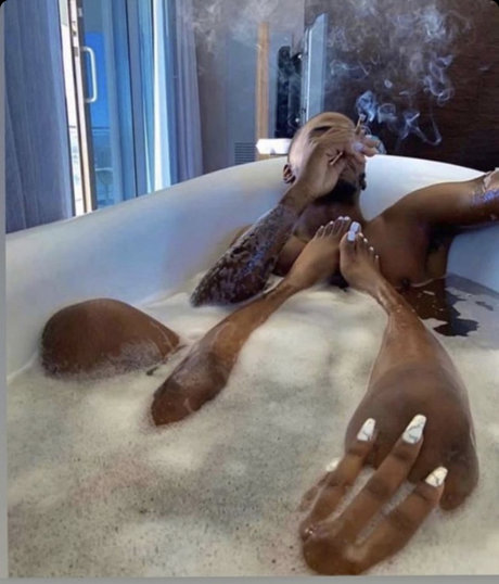 Naakte gelekte OnlyFans-foto van Hmu