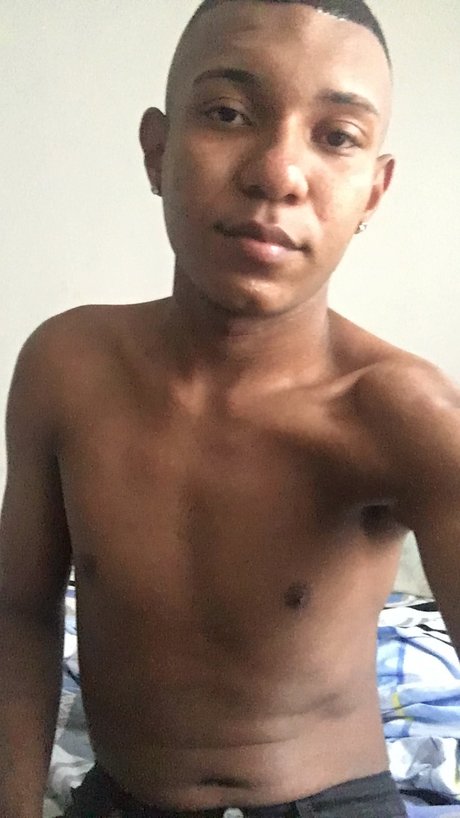 Naken lekkede OnlyFans-bilde av Black Power 