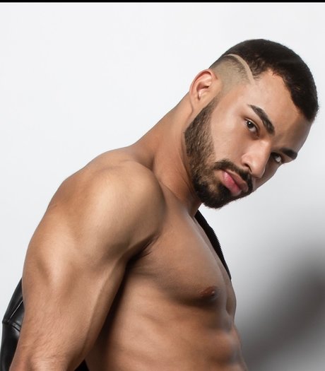 Naken läckt OnlyFans-bild av Leandro Uk