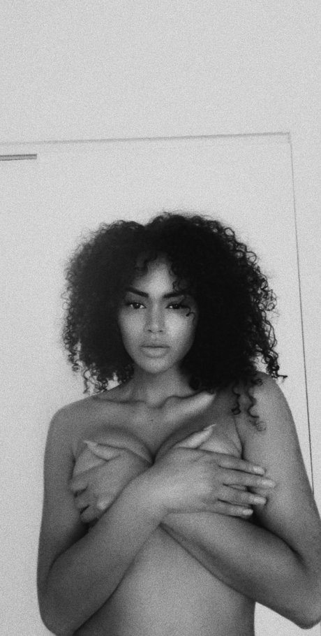 Naken läckt OnlyFans-bild av Lea Lalay