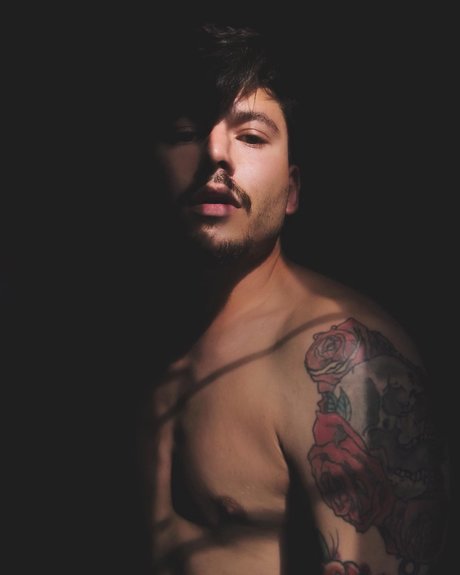 Naakte gelekte OnlyFans-foto van Lo Cavalcante