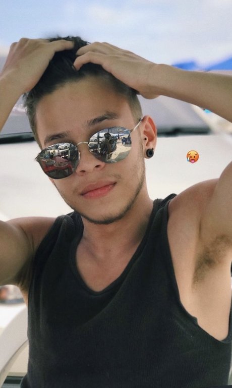 Naken läckt OnlyFans-bild av Enzo