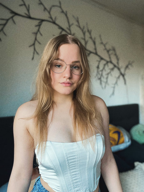 Alasti lekkinud OnlyFans-i pilt Linaklein