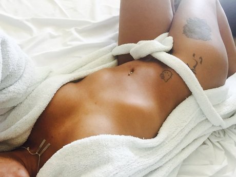 Naken lekkede OnlyFans-bilde av Peach
