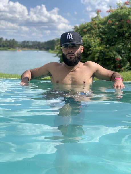 Naken läckt OnlyFans-bild av Theonlylouie