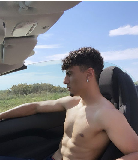 Naakte gelekte OnlyFans-foto van Ottman Darraz