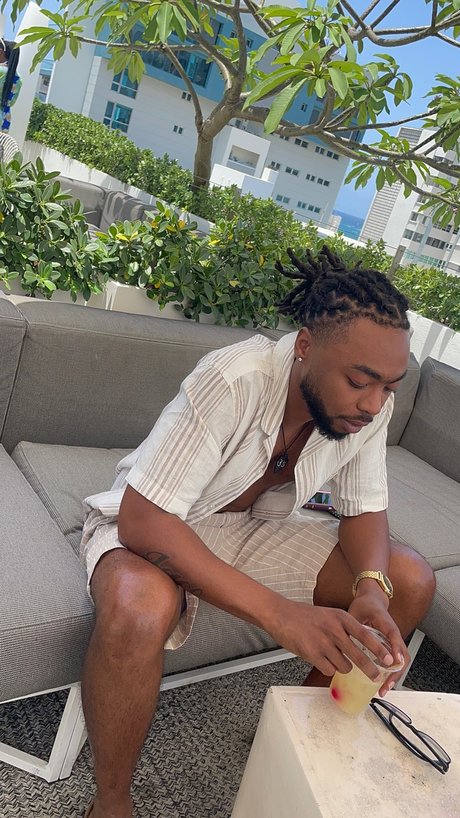 Naken läckt OnlyFans-bild av Tallblacklaidback