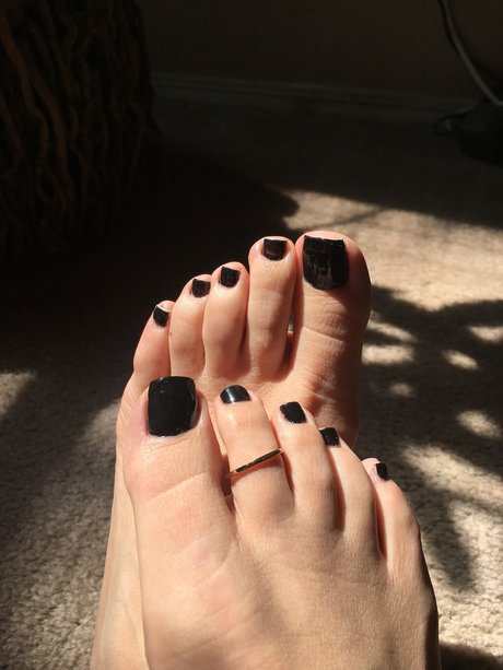 Alaston vuotanut OnlyFans-kuva Lolafeetness