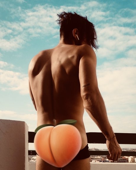 Naakte gelekte OnlyFans-foto van Loki B Only Free