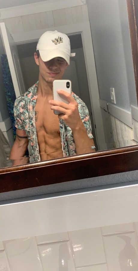 Alasti lekkinud OnlyFans-i pilt Logan