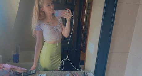 Nahá fotka uniklých OnlyFans od Lizzie